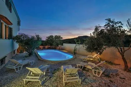 Mirta Villa Kastel Novi
